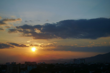 Fototapeta premium beautiful dramatic sunset sky above the city skyline