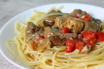 Hausgemachtes Gulasch mit Spaghetti und Paprika