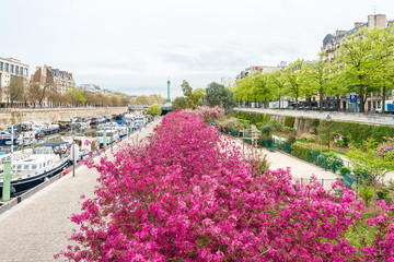 Obraz premium PARIS, FRANCE - APRIL 7, 2019: The Bastille was built to defend the eastern approach to the city of Paris, France