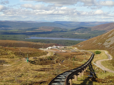 Cairngorm mountain resort Nationalpark mit weitem Blick zum Horizont &uuml;ber die T&auml;ler  von Aviemore und Kingussie in Schottland mit den Schienen der cable car