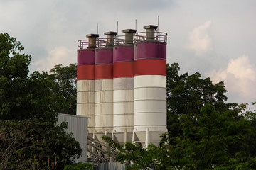 Concrete mixing tower