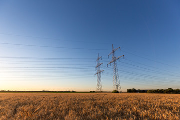 Überlandleitung erstreckt sich über weite Strecken von ausgetrockneten verdorrten Feldern