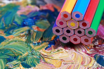 Fototapeta na wymiar colorful pencils for drawing and creativity