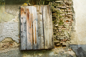 Holz im Fensterrahmen