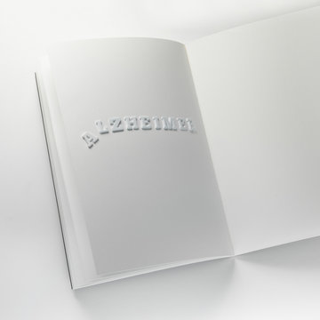 lettres alzheimer glissant d'un cahier vierge