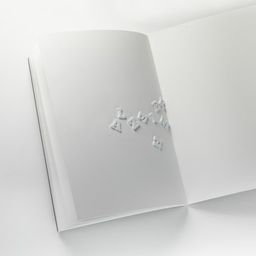 lettres alzheimer glissant d'un cahier vierge