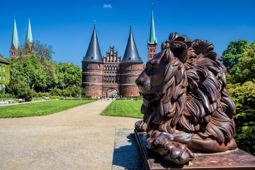 Fototapeta na wymiar Lübeck, Deutschland - Panorama mit Holstentor und Löwe