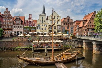 Alter Hafen mit altem Segelboot in Lüneburg, Deutschland