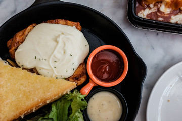     chicken with sauce 