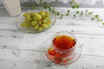 一杯の紅茶と果物