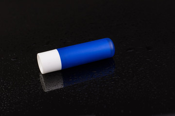 Naklejka premium chat stick blue tube isolated on black background