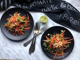 Asia Salat mit Erdnüssen