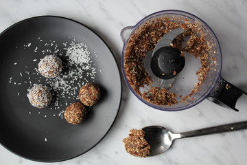 Energyballs mit Kokosflocken