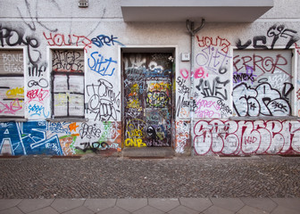 beschmierte hauswand