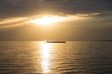 Fototapeta na wymiar Binnenschiff im Sonnenuntergang