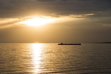 Fototapeta na wymiar Binnenschiff im Sonnenuntergang
