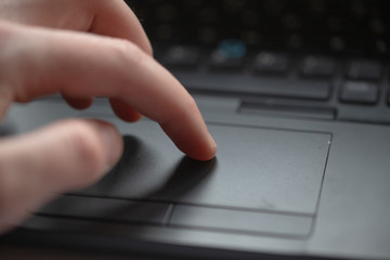 Main sur pavet tactile