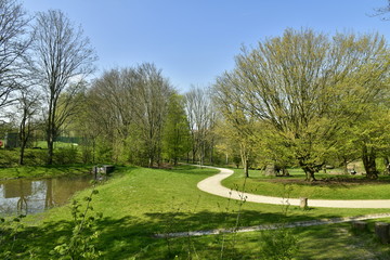 Chemin traversant une pelouse près d'une marre au domaine de l'abbaye du Rouge-Cloître à Auderghem
