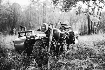 Foto op Plexiglas Oude Tricar, Driewielige Motor Van Wehrmacht, Strijdkrachten Van Duitsland Van De Tweede Wereldoorlog Tijd In Zomerbos. Foto in zwart-witte kleuren © Grigory Bruev