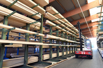 Aufbewahrung Lagerung von Holzbrettern in einem Sägewerk für den Verkauf/ Handel // Storage...