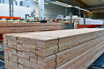 Aufbewahrung Lagerung von Holzbrettern in einem Sägewerk für den Verkauf/ Handel // Storage Storage of wooden boards in a sawmill for sale / trade