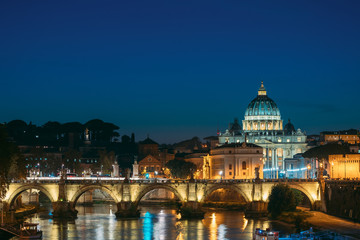 Fototapeta premium Rzym, Włochy. Papieska Bazylika św.Piotra W Watykanie i Most Aelian w wieczornych nocnych iluminacjach