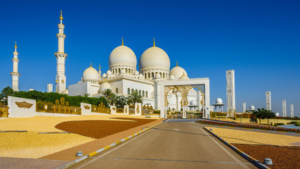 Fototapeta na wymiar Sheikh Zayed Grand Mosque in Abu Dhabi 13