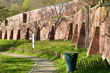 Chemin en pleine nature longeant le mur d'enceinte récemment restaurée de l'abbaye du Rouge-Cloître à Auderghem