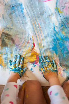 Kleines Kind malt farbenfroh mit Fingerfarben. Little child painting colorful with finger paint. 