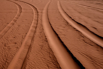Getrennte Wege gehen und Spuren hinterlassen im Sand