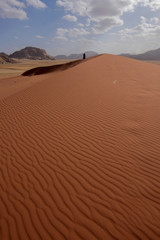Begegnung mit einer Frau auf einer Sanddüne im Wadi Rum