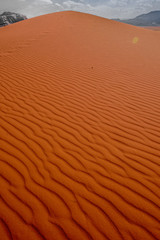Düne mit Sandstrukturen und Sandrippen im Wadi Rum