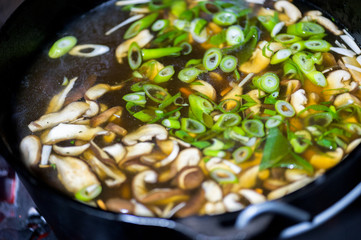 Suppe mit Lauch und Pilzen