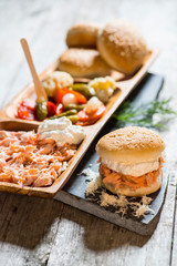 Lachsburger mit Meerettichsauce und Beilagen