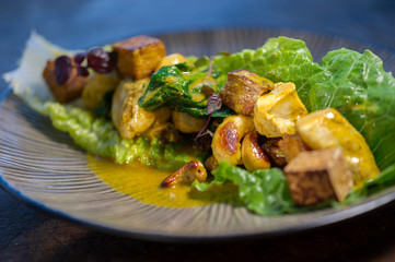 Currygericht bit Tofu und Pekanüssen