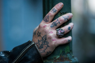 Tätowierte Hand mit Totenkopfring