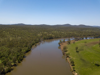 Ein sonniger Tag an einem Ausläufer des Lake Monduran in Queensland Australien mit blauem Himmel © Michael