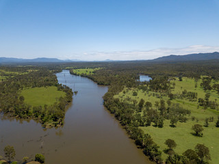 Ein sonniger Tag an einem Ausläufer des Lake Monduran in Queensland Australien mit blauem Himmel © Michael