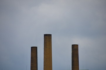 Alte Schlote ohne Rauch an fr&uuml;herem Industriestandort in Berlin