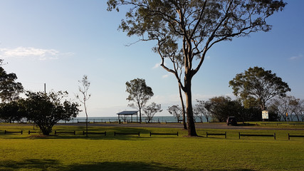 Parkplätze am Strand von Point Vernon bei Sonnenschein