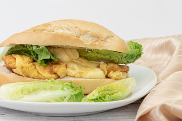 Bocadillo de tortilla con queso