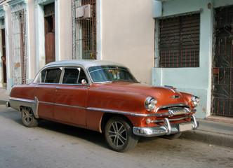 Ville de Cienfuegos, vieille voiture américaine rouge, Cuba, Caraïbes