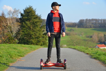Junge bei Hoverboard-Tour im ländlichen Odenwald, Hessen, Deutschland