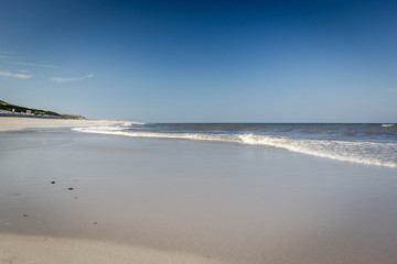 Sylt Insel Meerblick Wellen Weite und Meer mit blauem Himmel