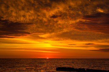 Sylt roter Sonnenuntergang auf die schöne Nordsee mit tollen hängenden Wolkenspiel 