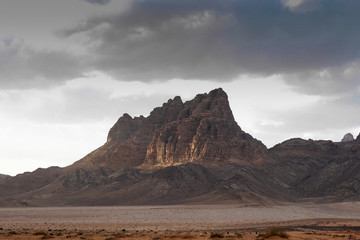 Fototapeta na wymiar Morgendämmerung an einer Felswand im Wadi Rum