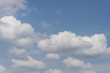 Fototapeta na wymiar Schäfchenwolken am blauen Himmel