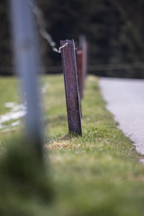 Weg mit Maschendrahtzaun