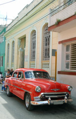 Ville de Santa Clara, vieille voiture rouge, Cuba, Caraïbes