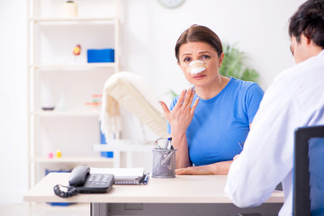 Obraz premium Woman visiting male doctor for plastic surgery 